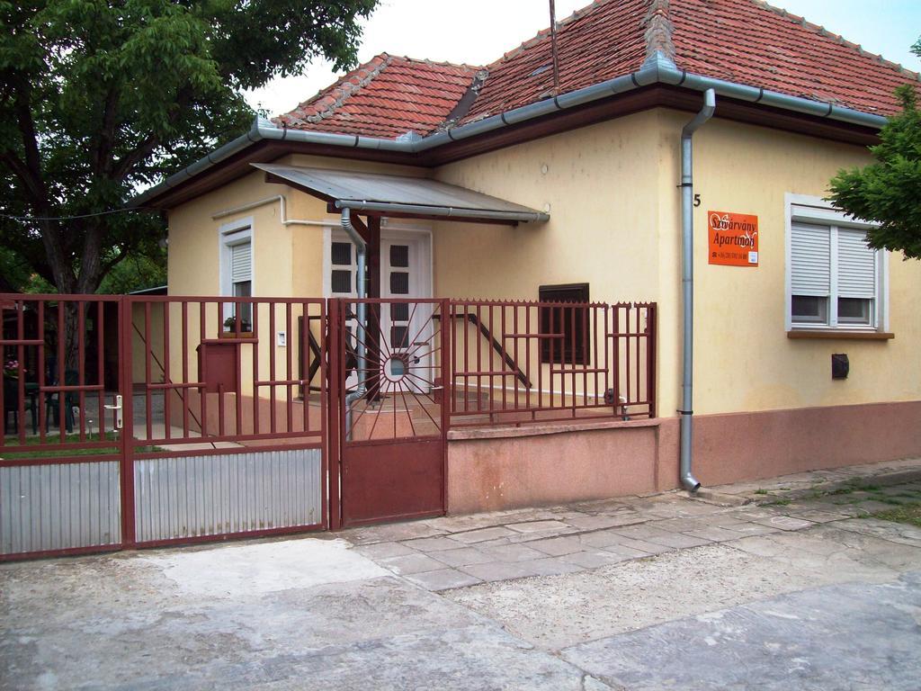 Szivarvany Apartman Gyula Oda fotoğraf